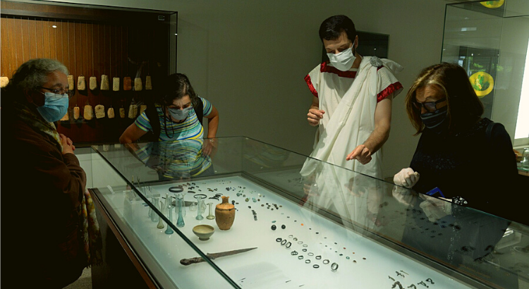 visitantes no museu